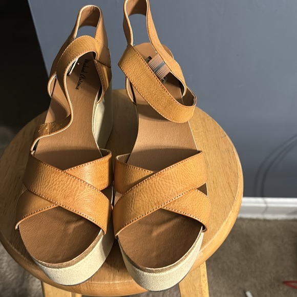 Platform Sandals - Picture 3 of 3